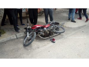 Otomobil ile çarpışan motosikletli yaralandı