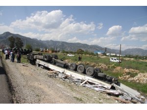 Parke yüklü tır devrildi, sürücü ağır yaralandı
