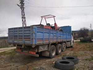 Kepçe yüklü kamyon telefon direklerini yıktı