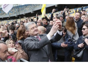 Poroşenko’nun halk önünde tartışmaya davet ettiği Zelenskiy gelmedi