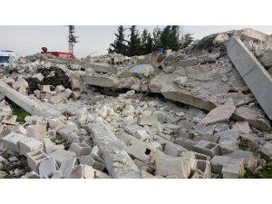 Tadilat halindeki ev çöktü: 1 ölü, 2 yaralı
