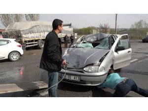 Otomobiliyle tıra arkadan çarptı: 2 yaralı