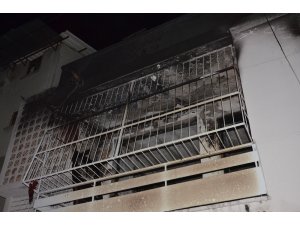 Adana’da bir ev çıkan yangından dolayı kullanılamaz hale geldi