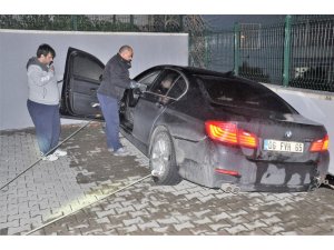 Başkentte istinat duvarı çöktü: 1 araç askıda kaldı