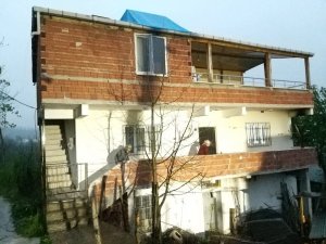 Ordu’da bir binaya yıldırım düştü