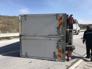 Kamyonet bariyerlere çarptı : 2 yaralı