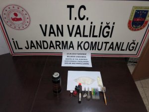 Otomobilin torpidosunda uyuşturucu madde ile uyuşturucu madde kullanma aparatları ele geçirildi