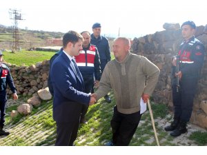 Kaymakam Cebeci evi yanan aileye sahip çıktı