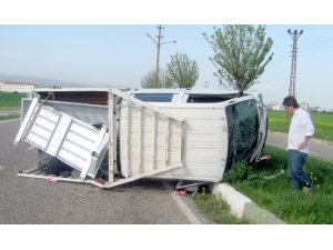 Virajı alamayan kamyonet devrildi: 6 yaralı