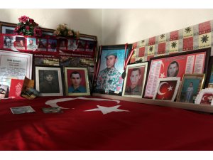 Şehit oğullarının hatırasını 23 yıldır odasında yaşatıyorlar