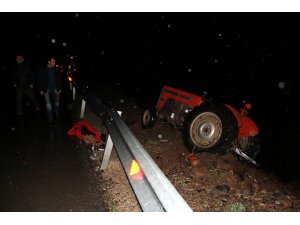 Sivas'ta traktör devrildi: 3 yaralı
