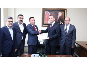 AK Partili Hüseyin Beyoğlu mazbatasını aldı