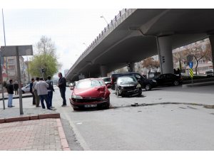 Otomobiller çarpıştı