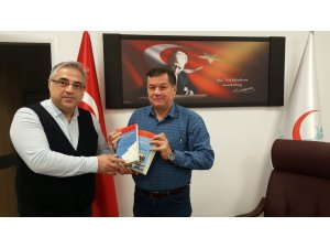 Yazdığı kitabı Başhekim Karataş’a hediye etti