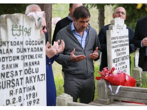 Bordo-mavili taraftarlar mezarları başında anıldı