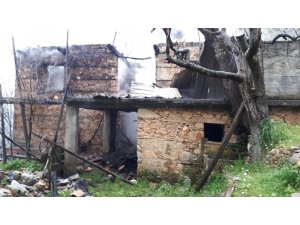 Alanya’da ahşap ev yangında kül oldu