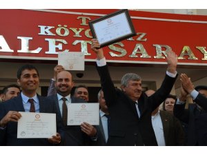 Başkan Ceylan mazbatasını aldı