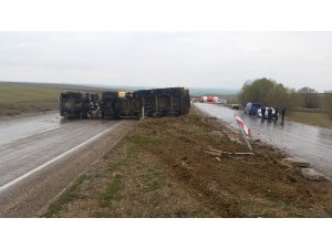 Konya’da refüje çarpan tır devrildi: 1 yaralı