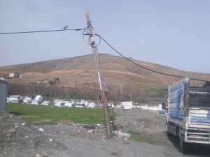 Fırtına çatıları uçurdu, direkleri devirdi