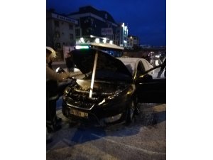 Seyir halindeki otomobilde çıkan yangın paniğe neden oldu