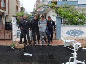Sinir krizi geçirip evde ne varsa sokağa attı