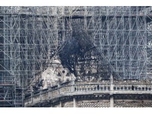 Notre Dame Katedrali’ndeki yangın 8,5 saatte söndürülebildi