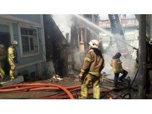 Beyoğlu’nda 3 katlı metruk bina böyle çöktü