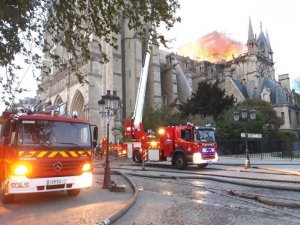 Paris İtfaiyesi Notre Dame Katedrali’ndeki yangına müdahale anlarını paylaştı