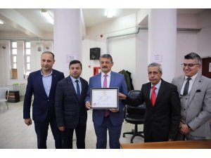 Bartın Belediye Başkanı Akın, mazbatasını aldı