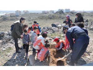 Gülşehir'de anaokulu çocukları fidan dikti