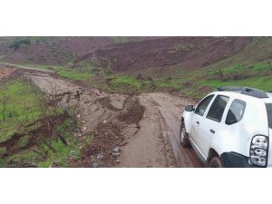 Siirt’te köy yolunda heyelan