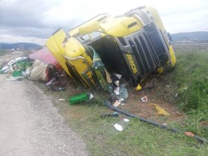 Bilecik’te sebze yüklü tır devrildi, 1 yaralı