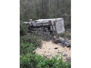 Yoldan çıkan kamyon şarampole yuvarlandı: 1 yaralı