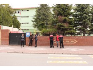 Polis, okul önlerinde önlem alıyor