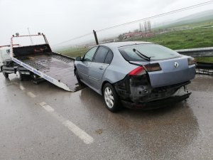 Otomobil bariyerlere çarptı : 3 yaralı