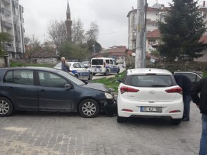 Kadın sürücülerin kullandığı otomobiller çarpıştı: 1 yaralı