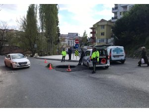 İçerenköy’de yol çöktü