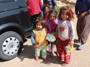 Şanlıurfa ve Gaziantep’te çocuklara oyuncak dağıtıldı