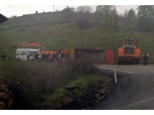 Siirt’te virajı alamayan kamyon devrildi