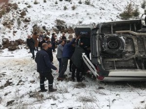 Erciyes’te yolcu minibüsü şarampole devrildi: 3 yaralı