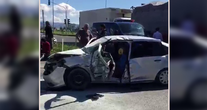 Gaziantep'te iki otomobil çarpıştı: 3 ölü, 13 yaralı