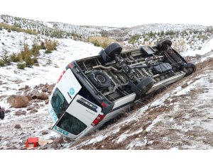 Kayseri'de minibüs devrildi: 3 yaralı