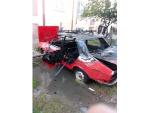 Park halindeki otomobil alev topuna döndü