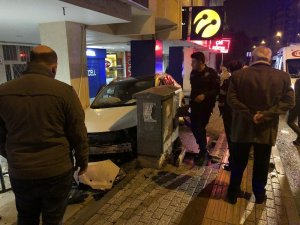 Refüje çarpan otomobil, apartmanın duvarına çarparak durabildi