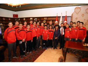 Başkan Arı, şampiyon futbolcuları tebrik etti