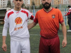 Takım kaptanı kardeşler sahada rakip oldu