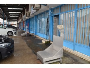 Hava şartları nedeniyle küçük balıkçı denize açılamayınca Trabzon Balık Hali en sakin gününü yaşadı