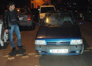 Sevgilisini arabada bırakıp kaçtı