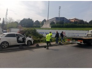 Silahla arkadaşının arabasını gasp etti, kaza yaptı kaçtı