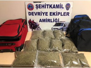 Kaçan şüphelilerin araçtan attığı valizlerden 5 kilo bonzai çıktı